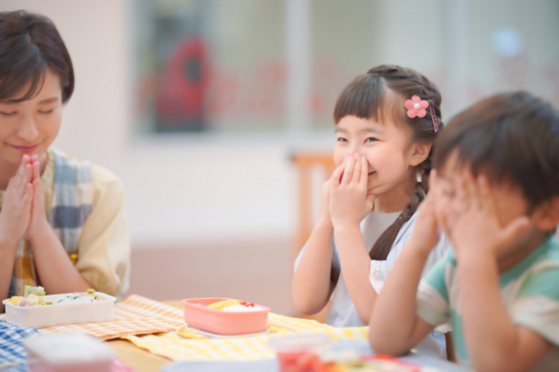 保育園でお弁当を食べる子供たち